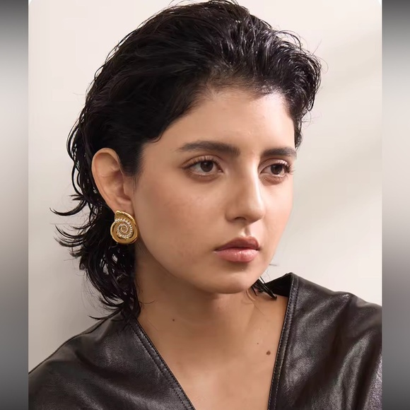 Gold Spiral Shell Earrings with Imitation Pearls – PVD Real Gold Plated - Picture 5 of 16